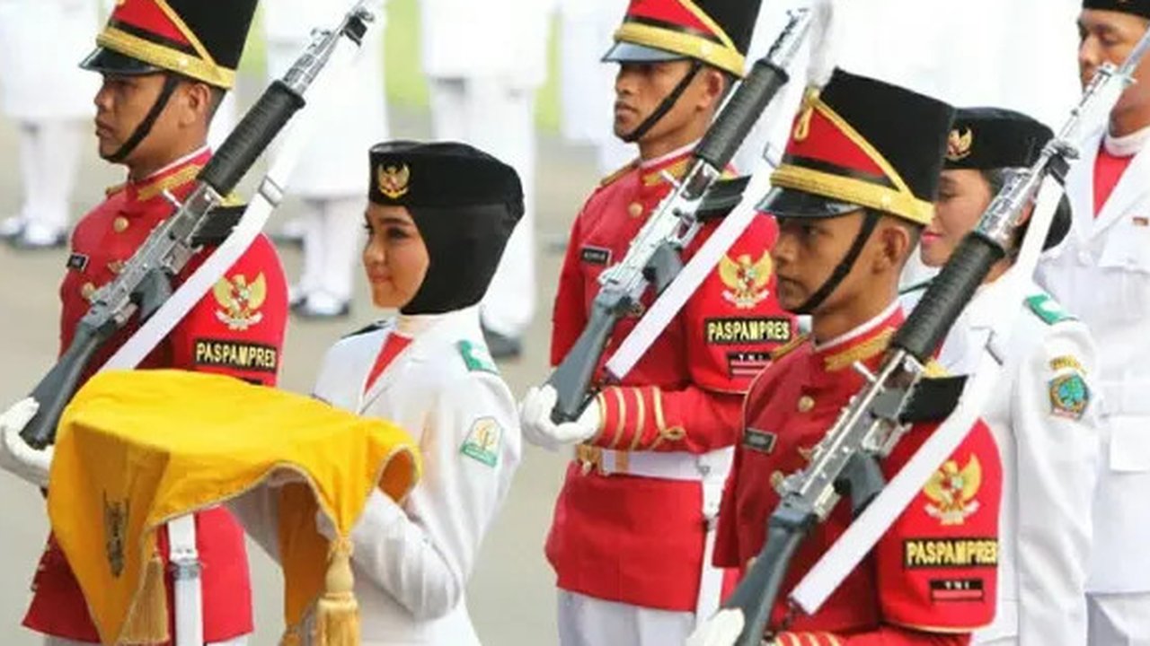 Cut Aura Maghfirah Putri Wakil dari DI Aceh Merupakan Pembawa Baki Paskibraka Nasional 2016 (Dokumentasi Istana Negara Republik Indonesia)
