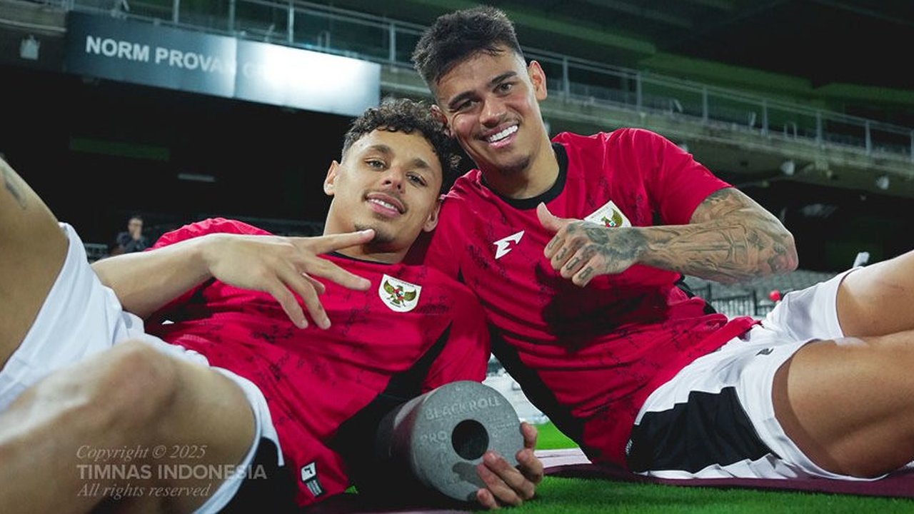 Dua pemain Timnas Indonesia, Dean James dan Mees Hilgers mengikuti sesi latihan perdana Timnas Indonesia di Stadion Netstrata Jubilee, Sydney, Selasa (18/3/2025) malam jelang laga melawan Tim
