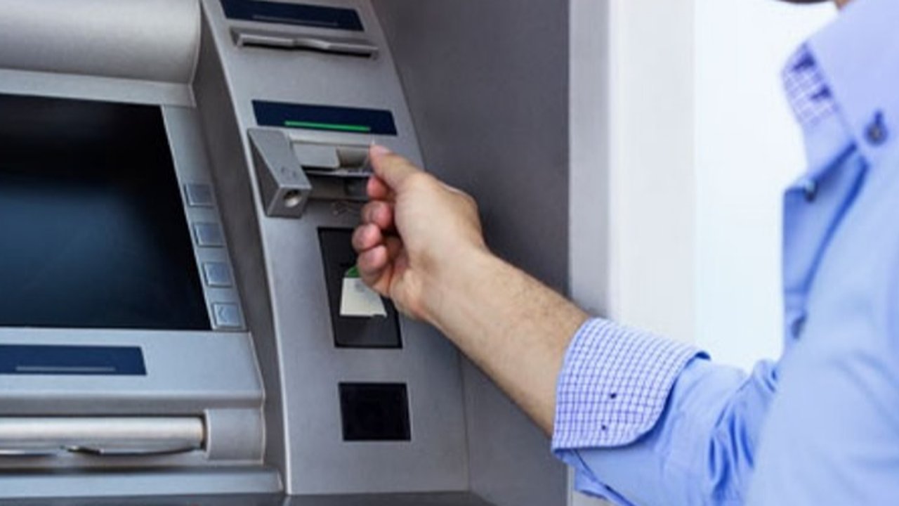 Begini Cara Menghindari Biaya Tersembunyi Saat Menggunakan ATM Luar Negeri