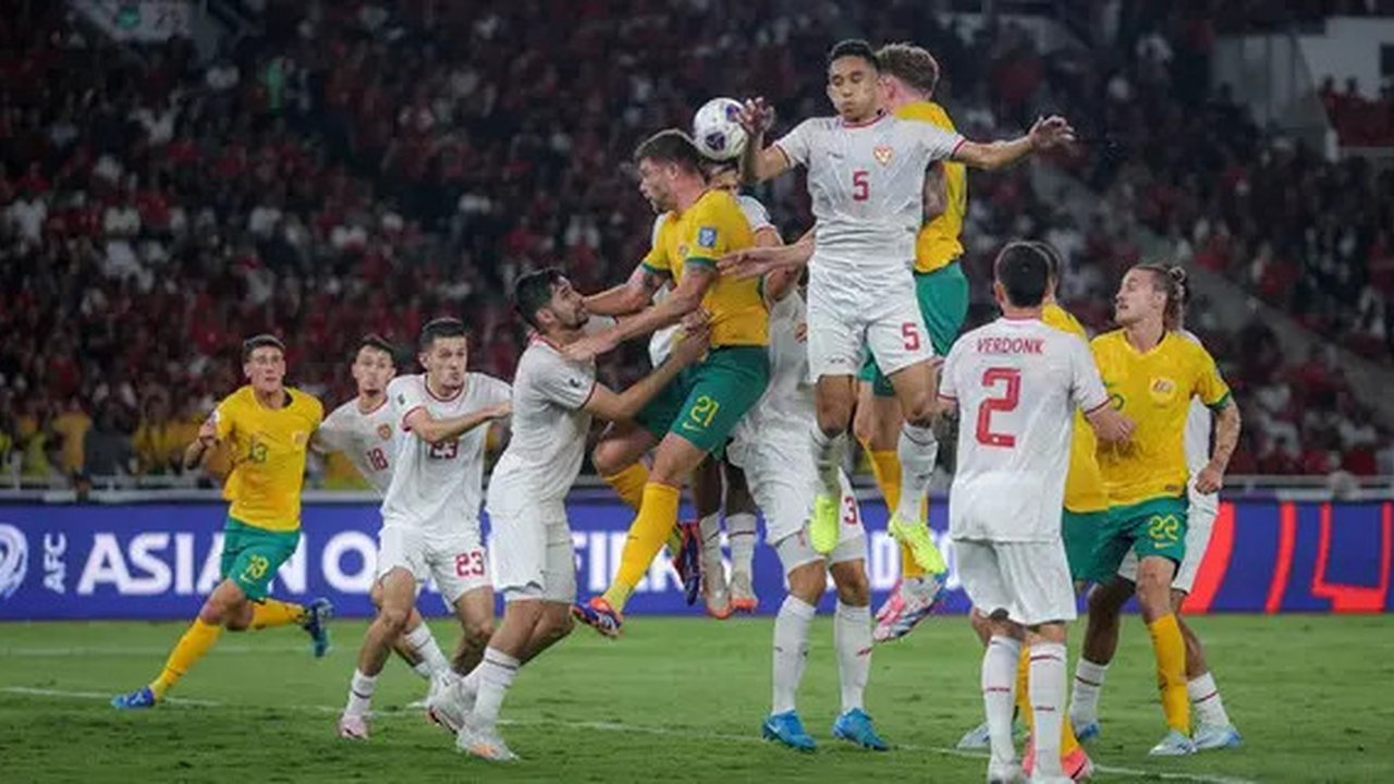 Kualifikasi Piala Dunia 2026 - Australia Vs Timnas Indonesia - Duel Kapten (Bola.com/Adreanus Titus)