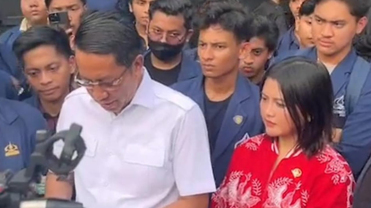 Menteri Hukum Terima Tuntutan Mahasiswa Trisakti yang Tolak Revisi UU TNI di Depan DPR