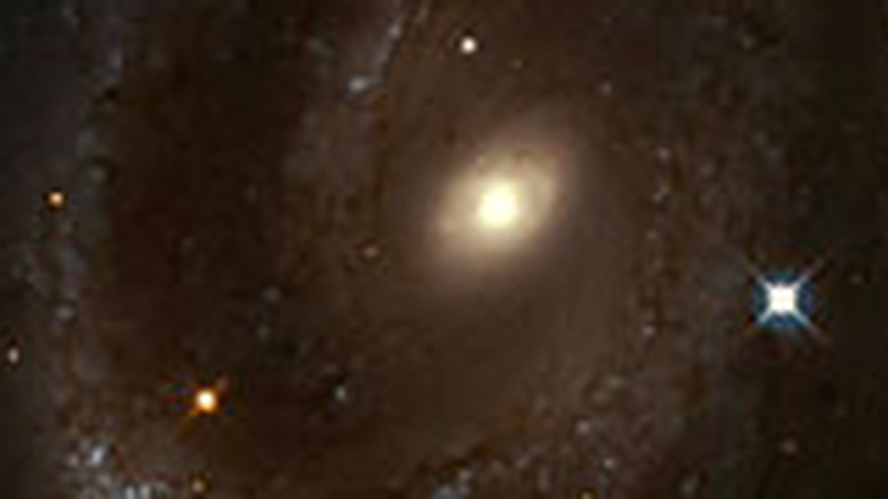 Ilmuwan Kaget Temukan Galaksi Misterius 'UFO', Warnanya Merah dan Penuh Debu Kosmik