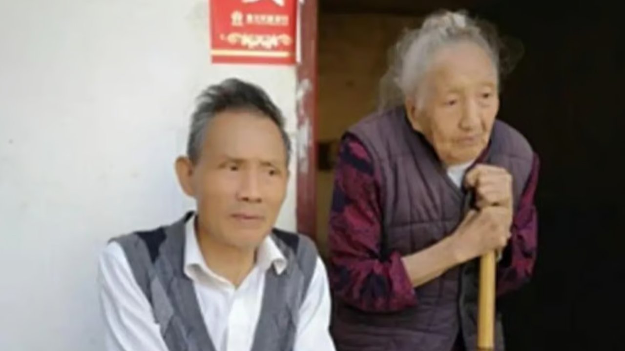 nenek 103 tahun di china menunngu suaminya