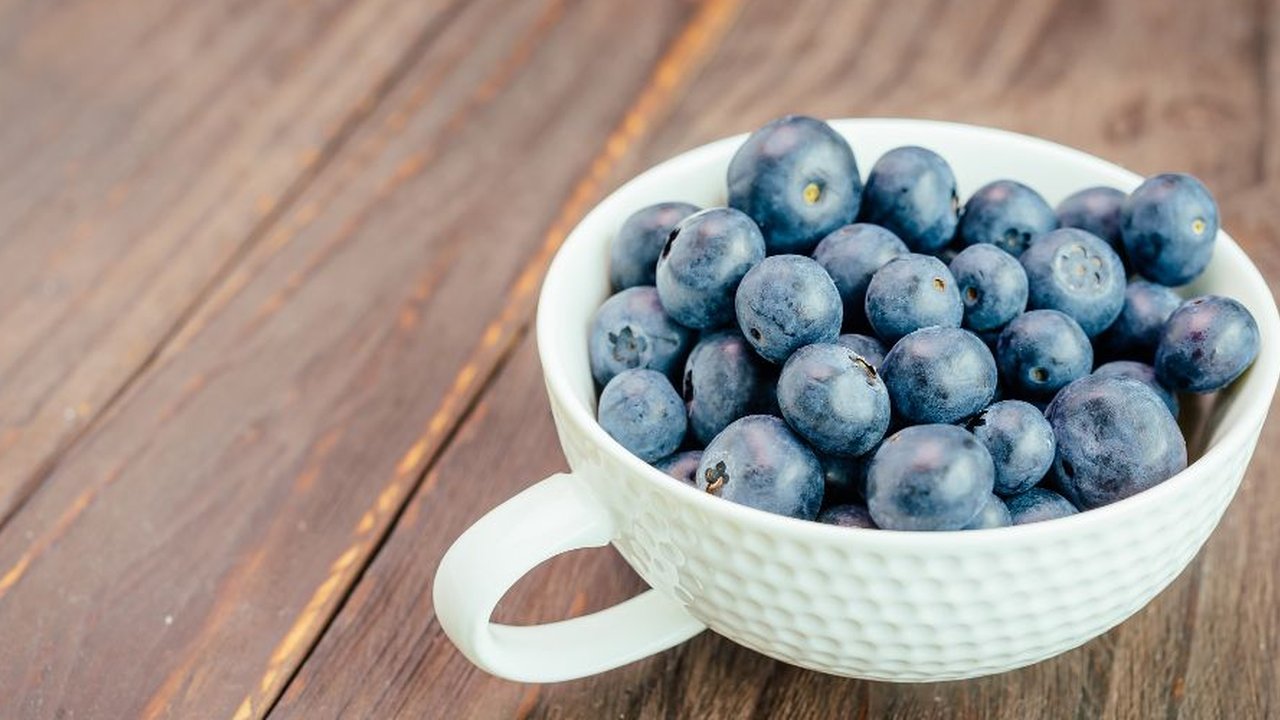 Here are ten good sources of antioxidants that help to boost your immune system and keep your skin healthy.