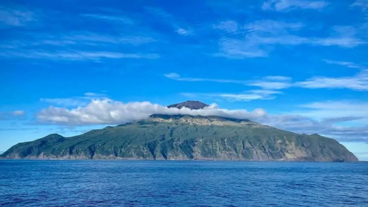 Pulau Berpenghuni ini Paling Terpencil di Dunia
