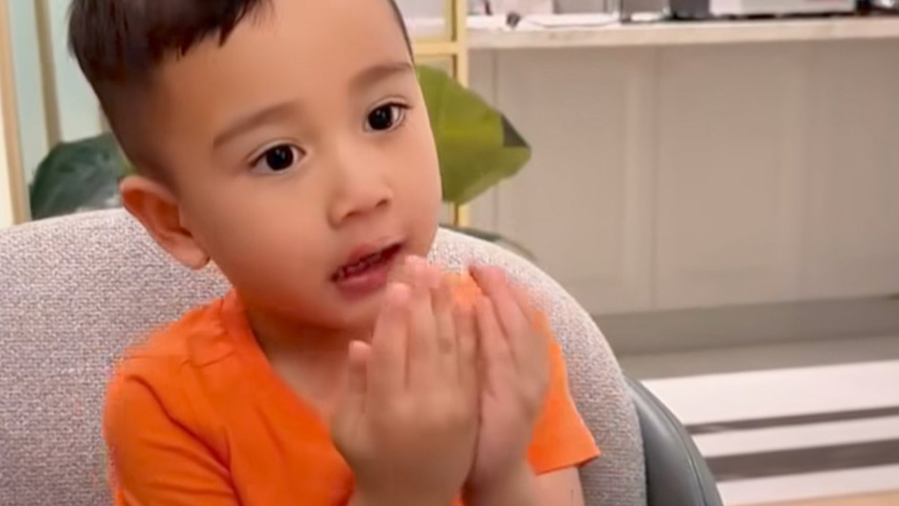 Rayyanza Sudah Puasa Setengah Hari di Usia 3 Tahun, Heboh Ikut Sahur Pakai Kostum The Flash