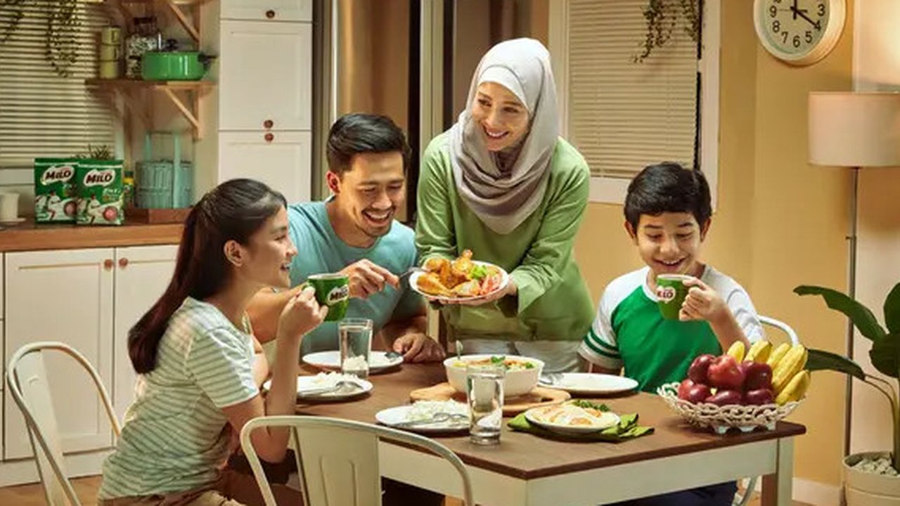 Foto Ilustrasi suasana keluarga sedang sahur dengan makanan bergizi seimbang dilengkapi dengan segelas MILO. Document/ Nestle Indonesia
