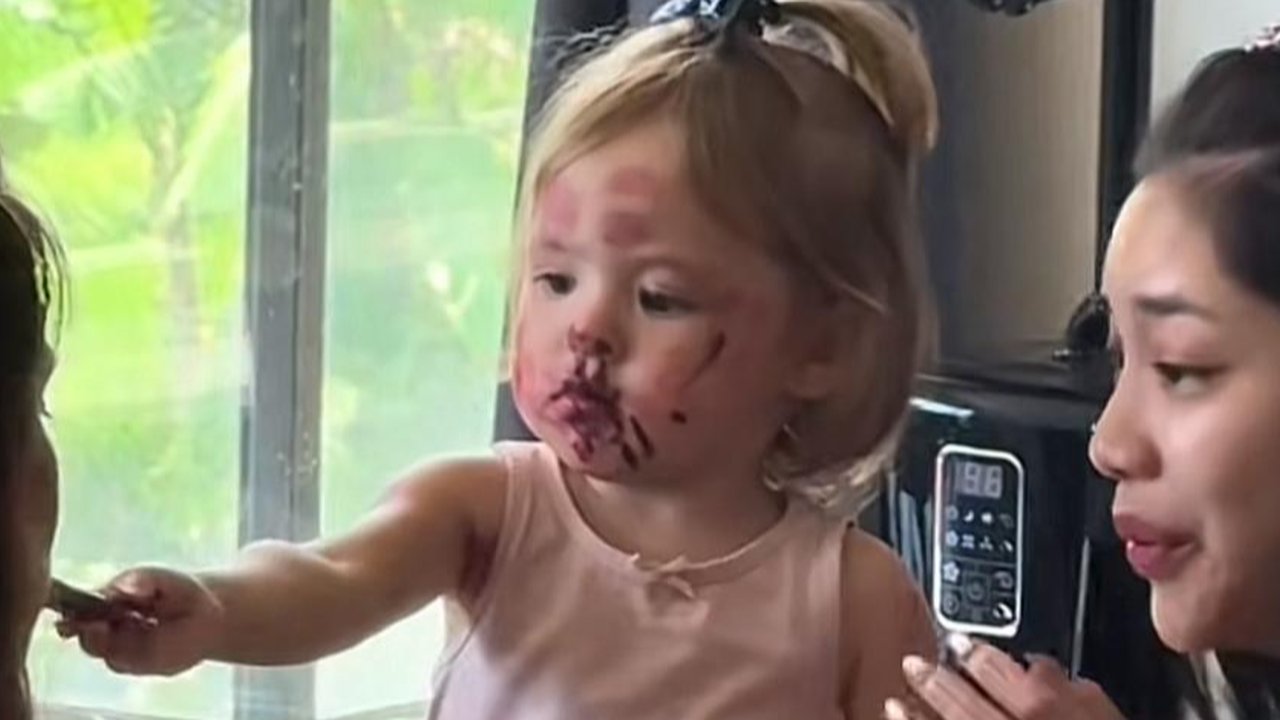 Kamari bereksperimen dengan lipstik Jennifer Coppen. (credit:tiktok.com/@jennifer.coppen)