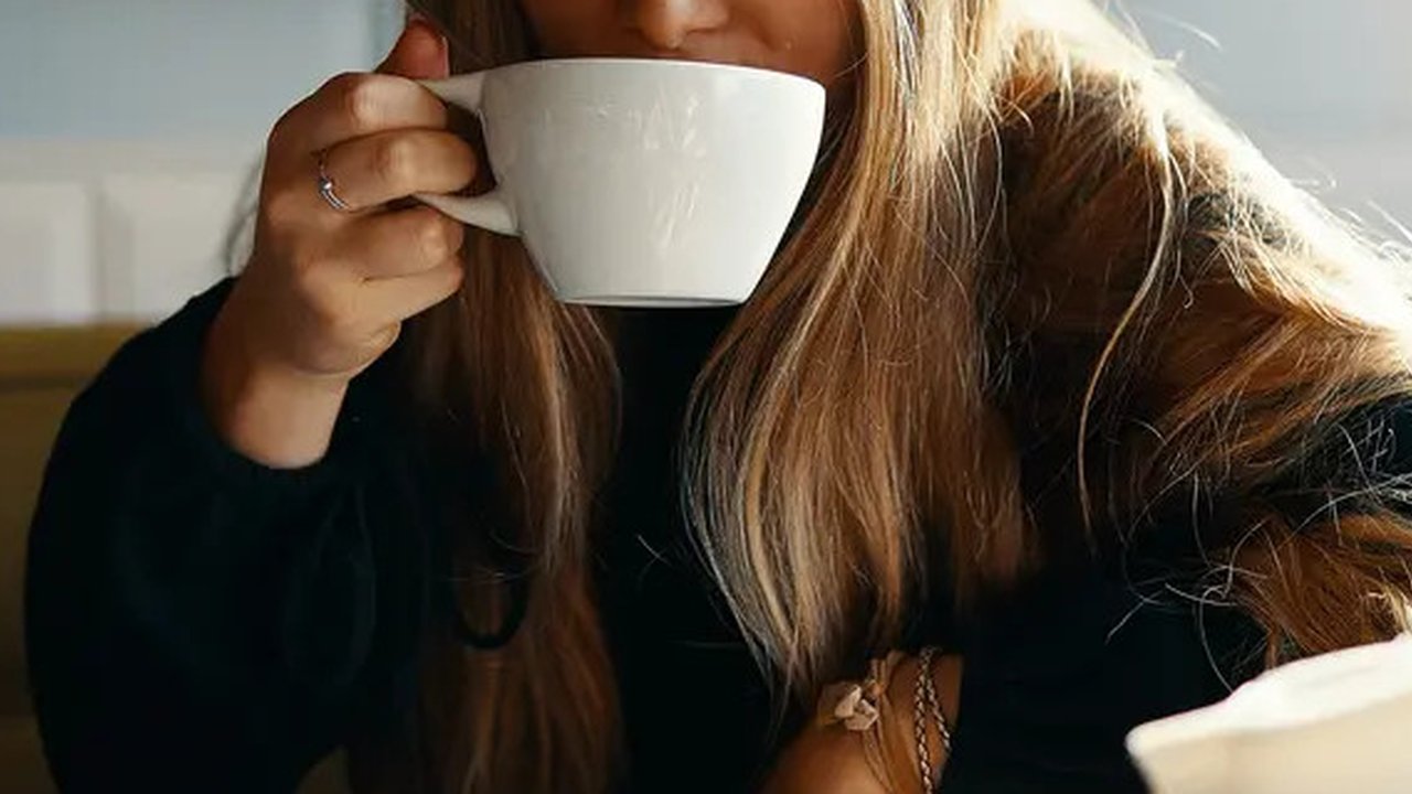 Ilustrasi orang kena kolesterol tinggi karena mengkonsumsi kopi secara berlrbih. (Foto: Unsplash/Gian Cescon)