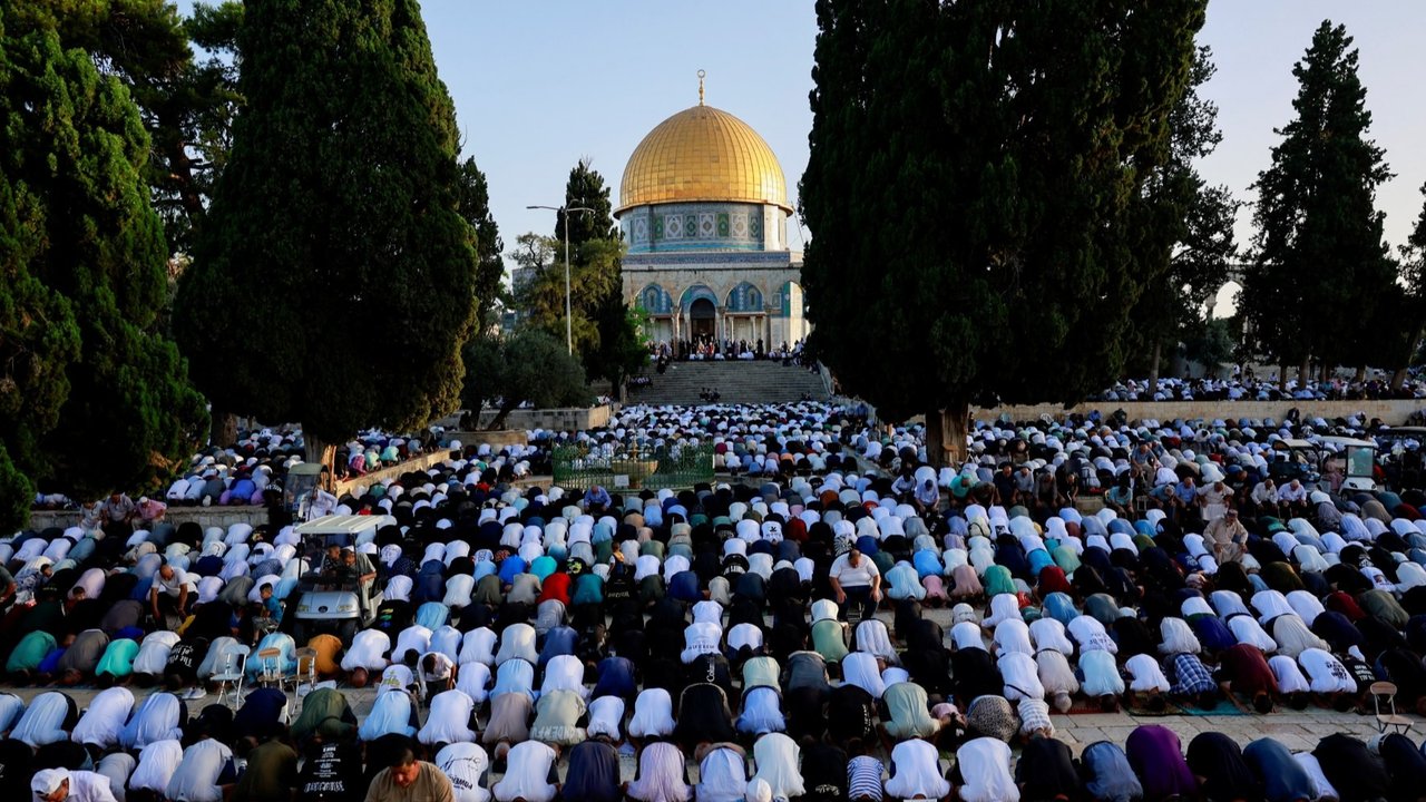 Di tengah ketegangan dan agresi Israel terhadap Gaza dan Tepi Barat yang terus meningkat, ribuan warga Palestina berkumpul di kompleks Masjid Al-Aqsa di Kota Tua Yerusalem untuk melaksanakan salat Iduladha 2014 pada hari Minggu (16/6/2024).