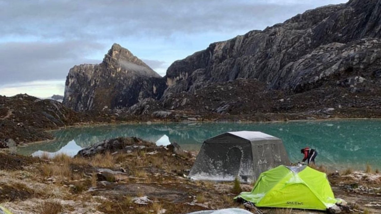 <p>Di lembah danau Pegunungan Jayawijaya, Carstensz Pyramid atau Puncak Jaya. (Dok: Instagram @like_papua @bruchertpastor)</p>