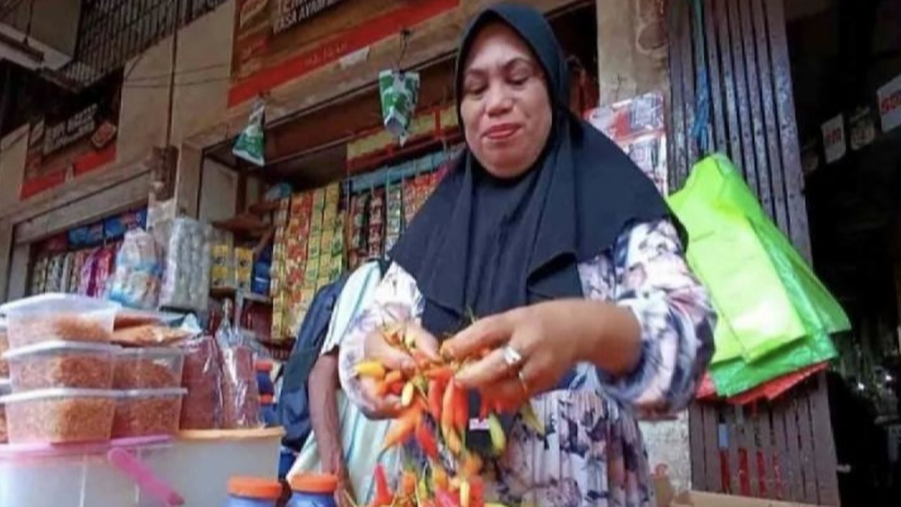 Badan Pusat Statistik (BPS) Kotawaringin Timur mendorong pemerintah daerah memperkuat stok komoditas penyumbang inflasi, terutama ayam, telur, beras, dan cabai rawit, guna mengendalikan harga menjelang hari besar keagamaan.