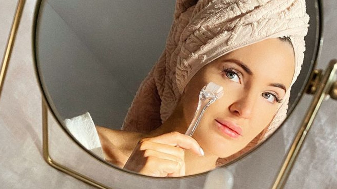 Ilustrasi Wanita Berkaca Mengaplikasikan Skincare Wajah