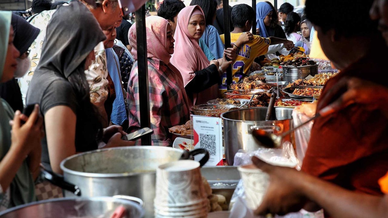 Warga memilih takjil yang untuk berbuka puasa yang dijajakan di Pasar Takjil Ramadhan Benhil, Jakarta, Minggu (2/3/2025). Pasar Takjil Benhil ramai dikunjungi masyarakat selama bulan Ramadhan untuk mencari aneka takjil berbuka puasa.