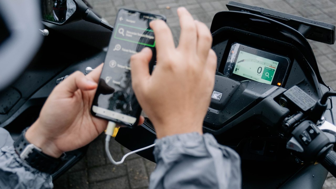 Cara Menghubungkan dan Tips Aman Menggunakan Fitur RoadSync di Honda PCX 160