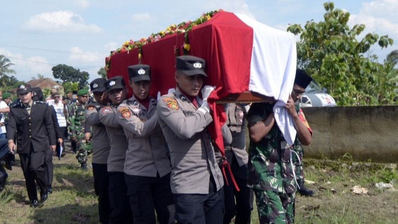 Polri menawarkan jalur rekrutmen proaktif kepada kakak Briptu Ghalib, polisi yang gugur saat membubarkan sabung ayam di Lampung, sebagai bentuk penghormatan dan apresiasi.