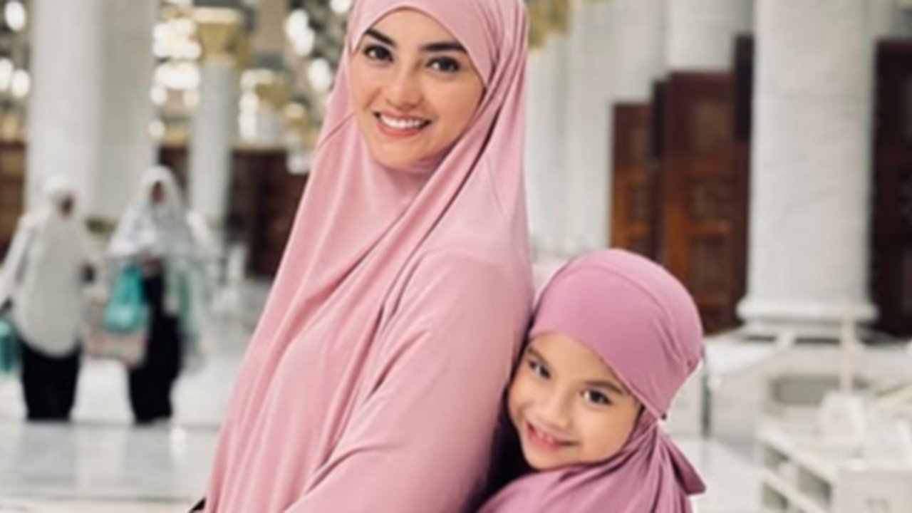 Potret Ririn Ekawati & Putri Bungsunya Umrah Bareng, Sama-sama Cantik dan Kompak dengan Baju Warna Senada