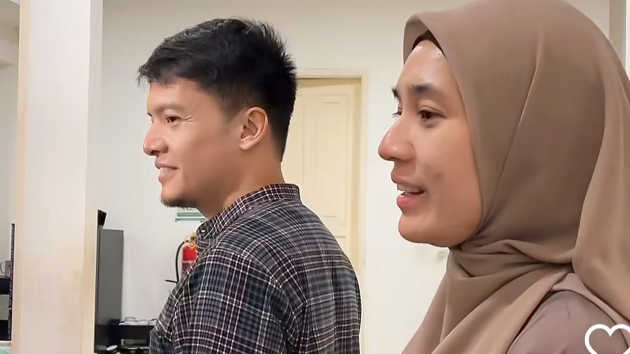 Potret Dhini Aminarti & Dimas Seto Grebek Anak-anaknya yang Sibuk Buat Donat, Adem Banget Sambil Dengar Murotal