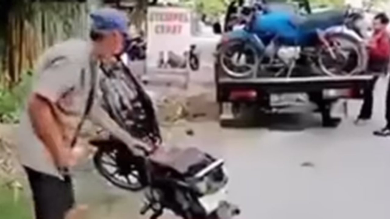 Viral Video Kakek Bakar Motor