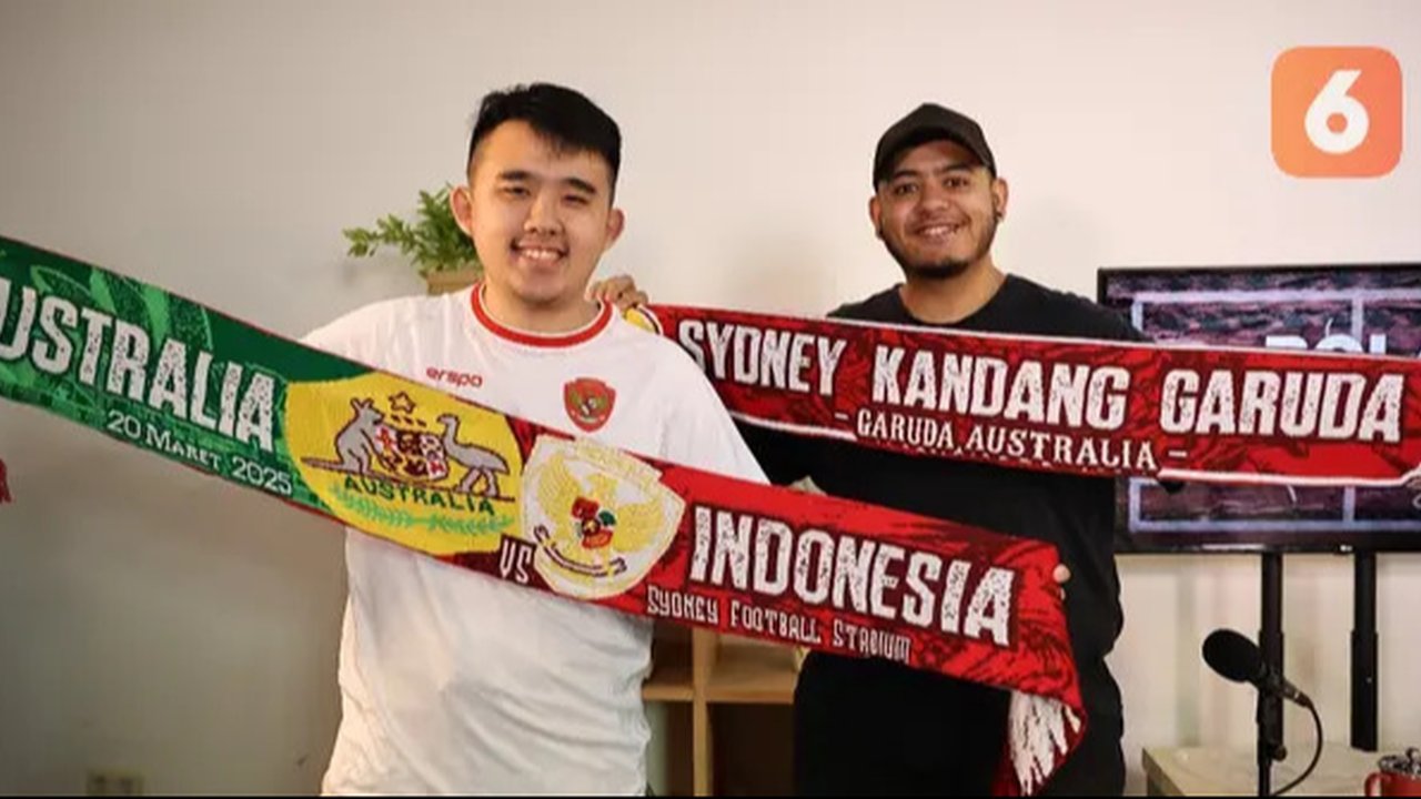Ketua Garuda Australia Osvaldo Giovanni bersama Wakil Ketua Garuda Australia Syarif M. Attamimi saat berkunjung ke kantor KLY hari Selasa (11/02/2025). (Abdul Aziz/Bola.com)