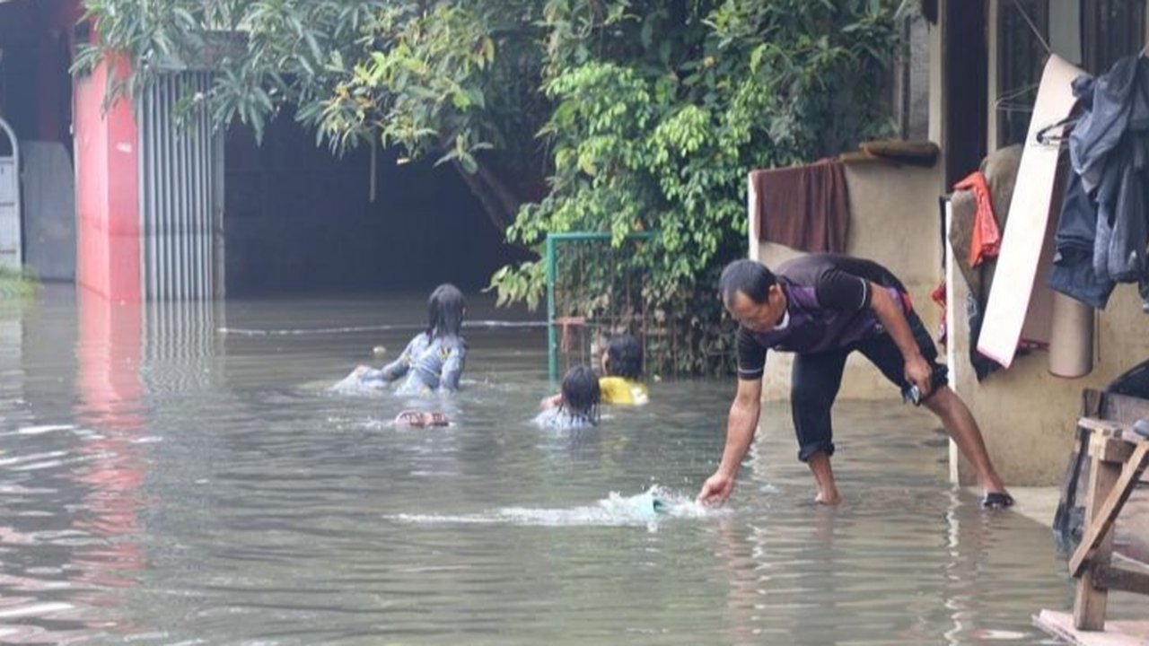 Banjir di Kampung Candulan, Cipondoh, Tangerang, yang merendam pemukiman warga sejak Selasa telah surut, warga mulai kembali ke rumah masing-masing, namun BPBD tetap siaga antisipasi banjir susulan.