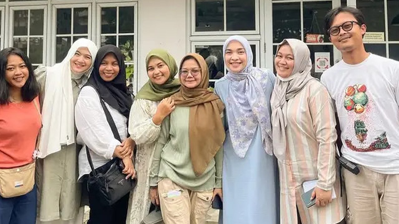 Potret Tika Bravani bareng pemain sinetron 'Lorong Waktu'. (sumber: Instagram/tikabravani)