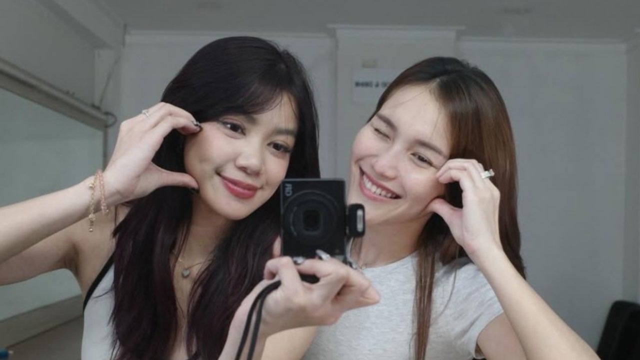 7 Potret Ayu Ting Ting dan Regina Phoenix Pamer Kedekatan, Netizen Soroti Kemiripan dengan Duo BLACKPINK