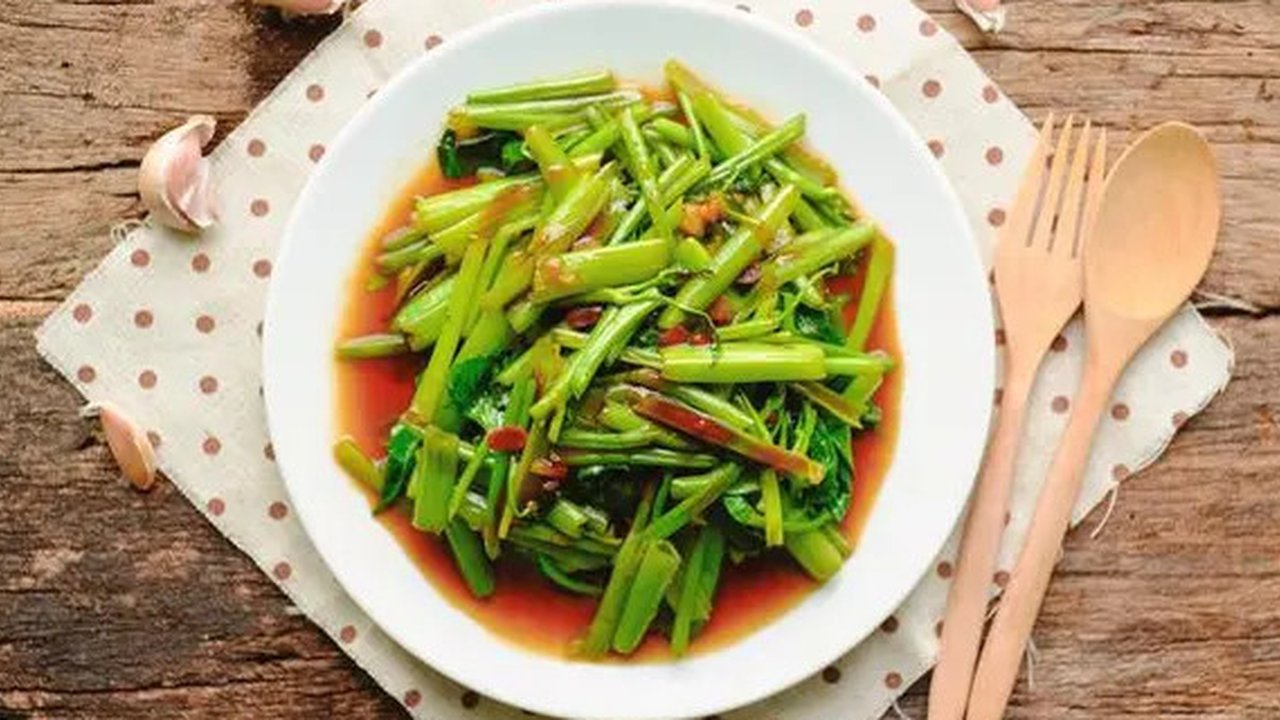 Resep Masakan Rumahan Tumis Kangkung.  foto: Instagram @ig.basenk
