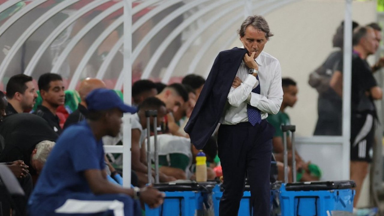 <p>Pelatih Arab Saudi asal Italia, Roberto Mancini, menyaksikan pertandingan Grup C kualifikasi Piala Dunia FIFA 2026 AFC antara Arab Saudi dan Bahrain di Stadion Prince Abdullah Al-Faisal di Jeddah pada 15 Oktober 2024. (AFP)</p>
