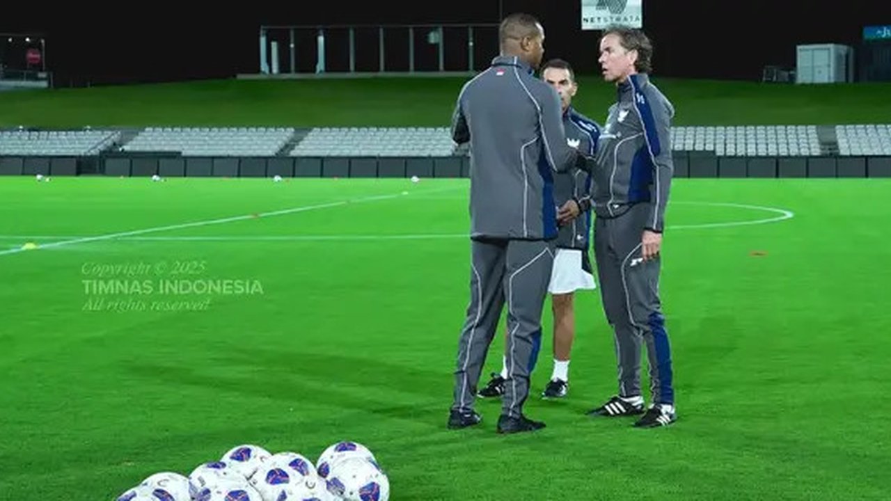 Pelatih kepala Timnas Indonesia, Patrick Kluivert berdiskusi dengan asisten pelatih Alex Pastoor (kanan) dan pelatih Timnas Indonesia U-23, Gerald Vanenburg dalam latihan perdana menjelang laga putaran ketiga Kualifikasi Piala Dunia 2026 melawan Australia di Stadion Netstrata Jubilee, Sydney, Selasa (18/03/2025) waktu setempat. (Dok. PSSI)