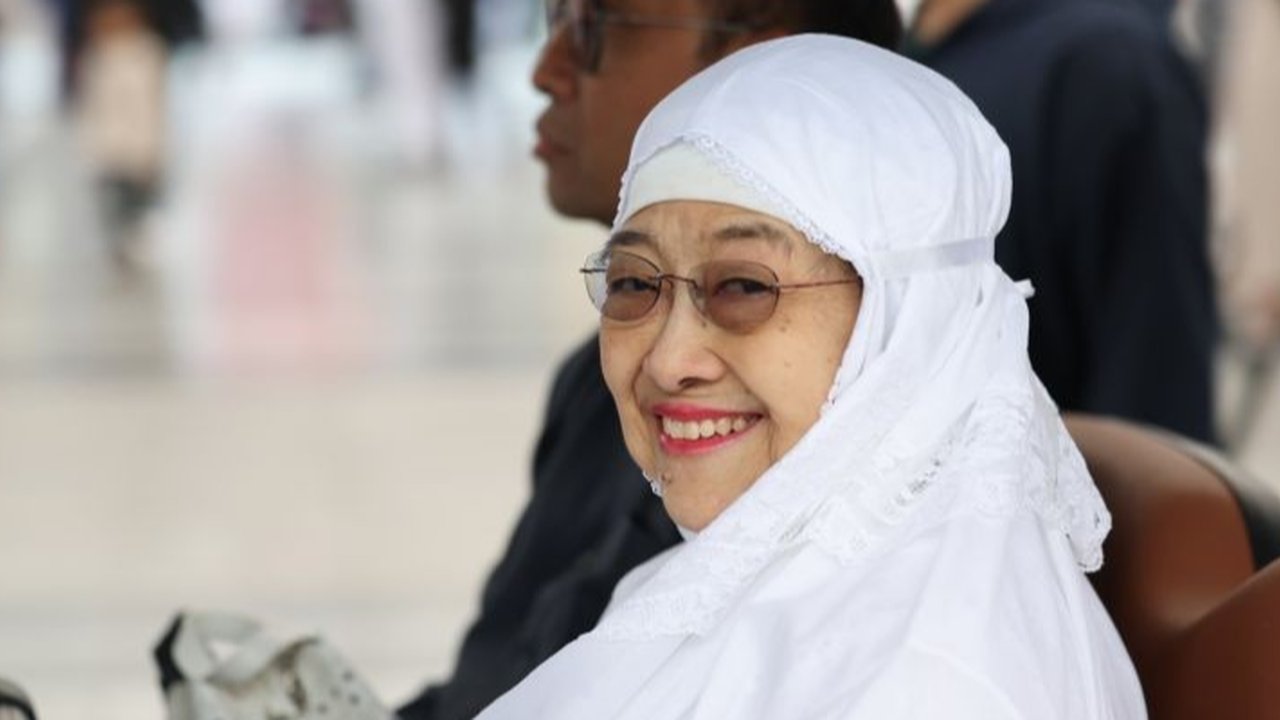 Presiden ke-5 RI, Megawati Soekarnoputri, mendoakan kesejahteraan Indonesia saat berziarah di makam Nabi Muhammad SAW di Madinah, Arab Saudi, sekaligus menyempurnakan ibadah umrahnya setelah terakhir kali berkunjung pada tahun 2012.