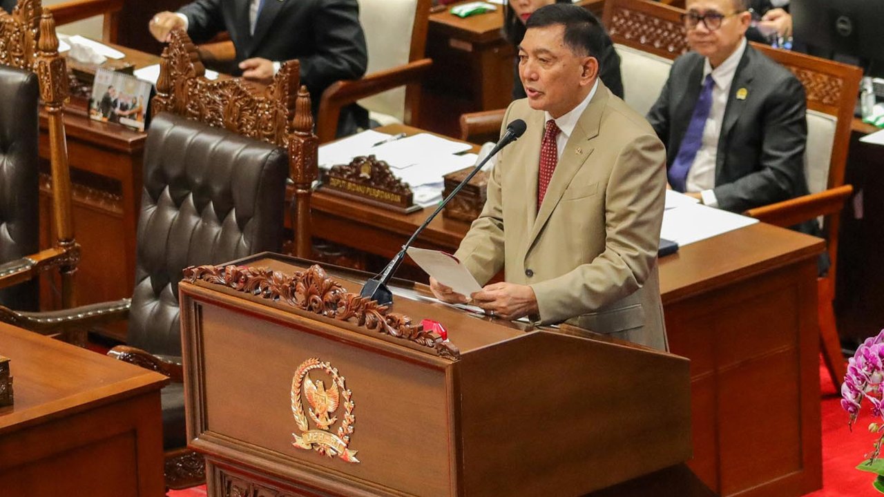 Menteri Pertahanan Sjafrie Sjamsoeddin (kanan) menyampaikan pidato pada acara penyerahan dan pengesahan Rancangan Undang-Undang Tentara Nasional Indonesia (RUU TNI) di gedung DPR di Jakarta pada 20 Maret 2025. (RAQILLA/AFP)
