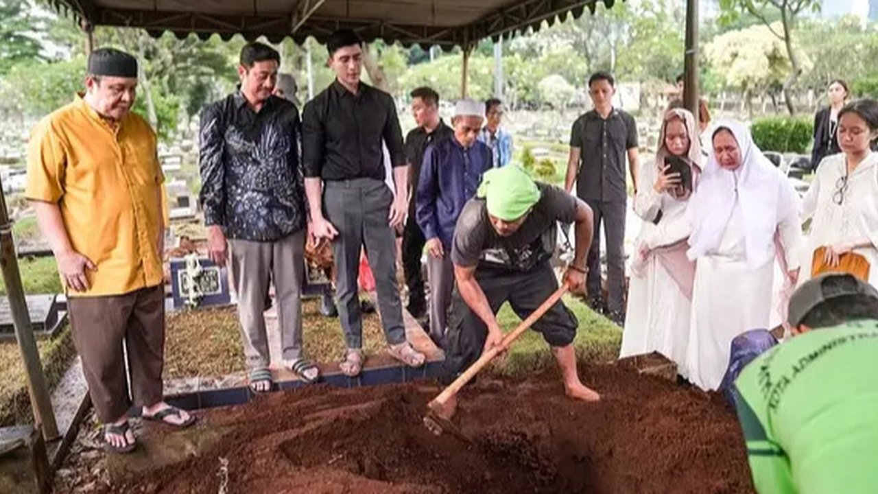 Potret Verrell Bramasta Antar Nenek ke Peristirahatan Terakhir. (Sumber: Instagram/verrellbramastaterdepan_)