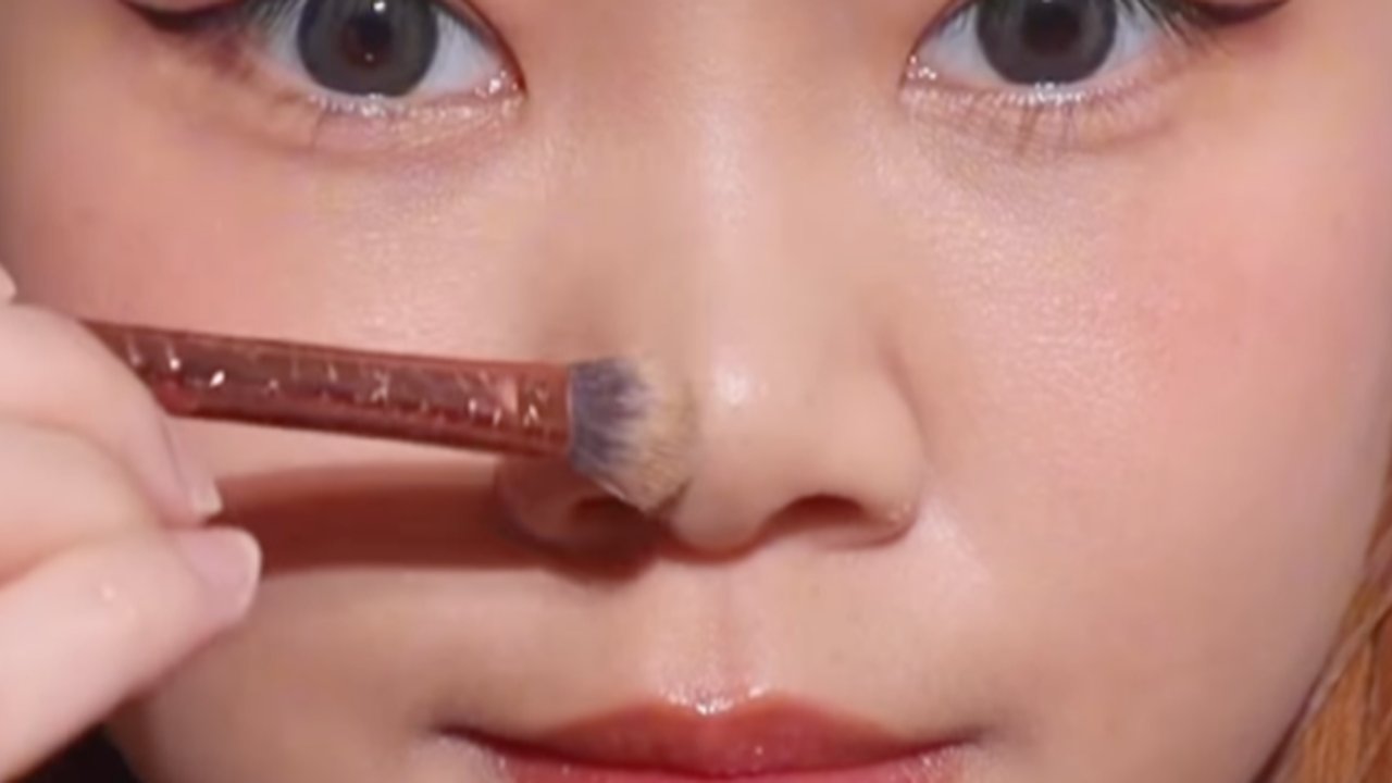 Contour button nose dengan cara yang mudah (foto: Tiktok/sierracannon)