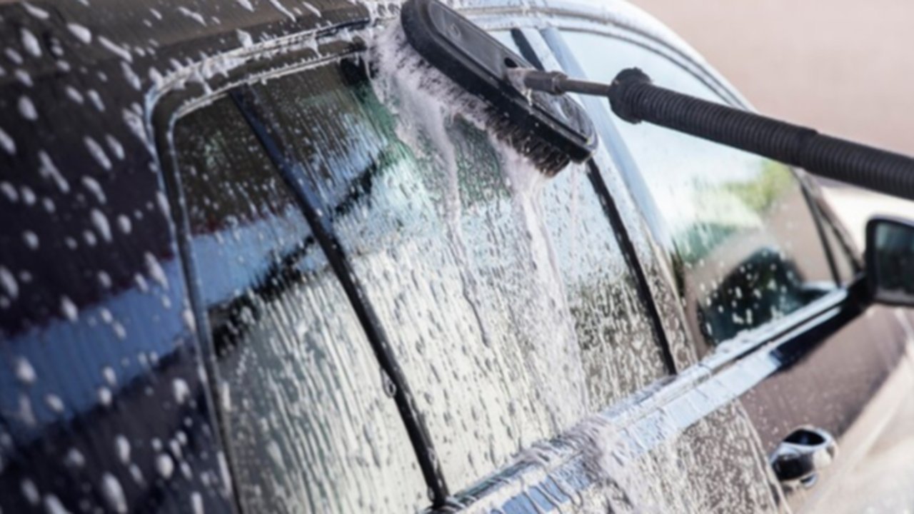 Mana yang Lebih Murah, Mencuci Mobil Sendiri atau Jasa Cuci?