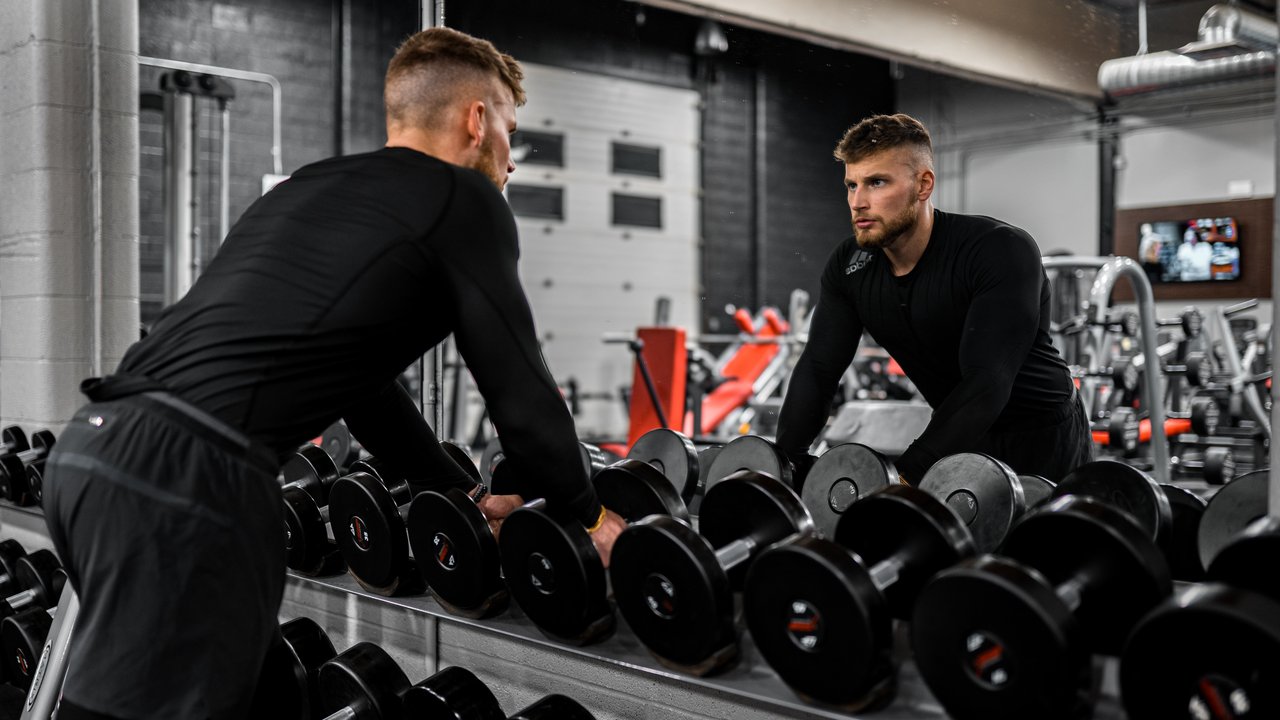 Ilustrasi fitness di gym. (Photo by Anatase Maragos on Unsplash)