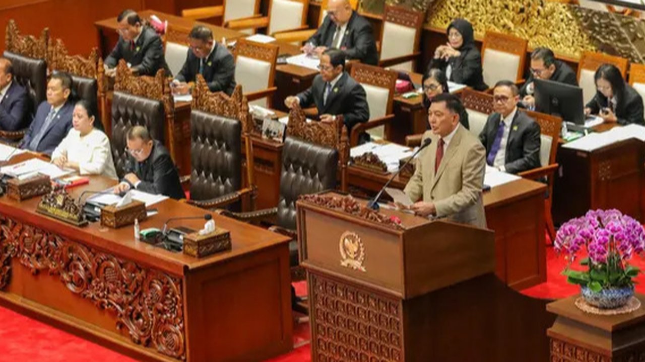 Menteri Pertahanan Sjafrie Sjamsoeddin (kanan) menyampaikan pidato pada acara penyerahan dan pengesahan Rancangan Undang-Undang Tentara Nasional Indonesia (RUU TNI) di gedung DPR di Jakarta pada 20 Maret 2025. (RAQILLA/AFP)