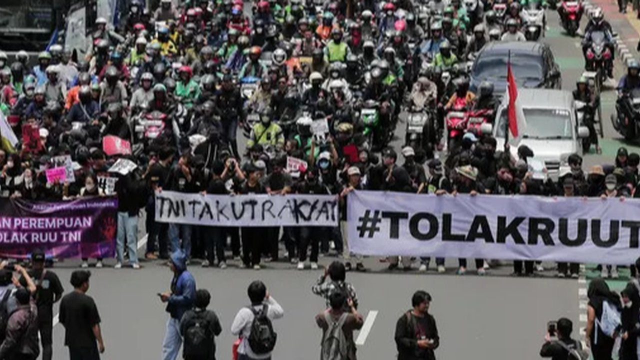 Keputusan DPR mengesahkan RUU TNI menjadi Undang-Undang dilakukan di tengah kontroversi dan penolakan dari sejumlah akdemisi dan organisasi masyarakat sipil lainnya. (Liputan6.com/Herman Zakharia)