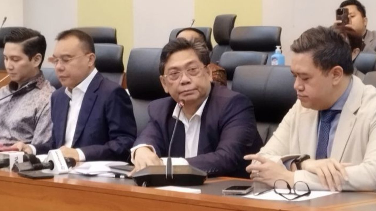 Rapat dipimpin oleh Ketua DPR RI Puan Maharani yang didampingi Wakil Ketua DPR yang lain, seperti Sufmi Dasco Ahmad, Saan Mustopa, dan Adies Kadir. Tampak dalam foto, Ketua Komisi I DPR RI yang juga Ketua Panja RUU TNI, Utut Adianto (kiri) menyerahkan naskah Rancangan Undang-Undang Tentara Nasional Indonesia (RUU TNI) kepada Ketua DPR RI Puan Maharani di Gedung DPR RI di Jakarta pada 20 Maret 2025. (RAQILLA/AFP)