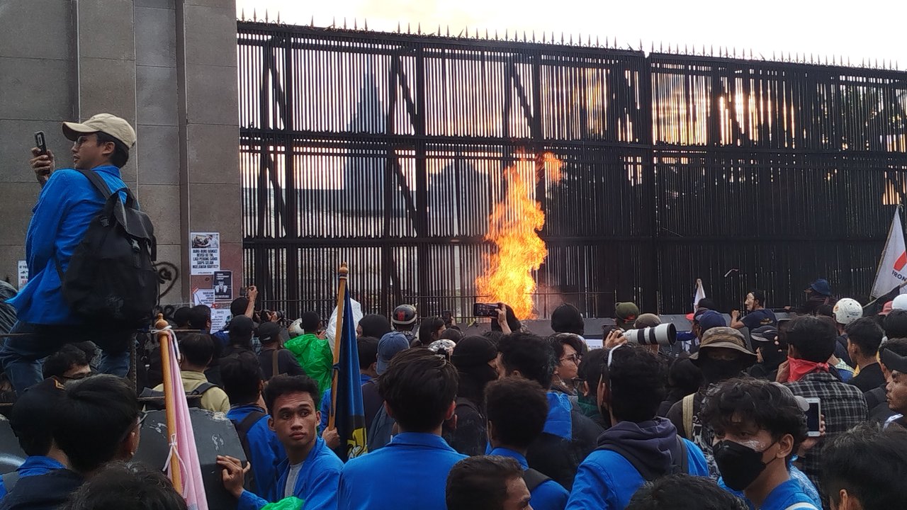 Demo Depan DPR Sempat Memanas, Api Berkobar di Pagar Gerbang Utama, Polisi Langsung Semprotkan Water Canon