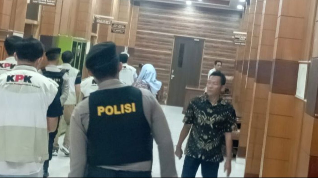 KPK Bawa Sekoper Dokumen Usai Obok-Obok Kantor DPRD OKU