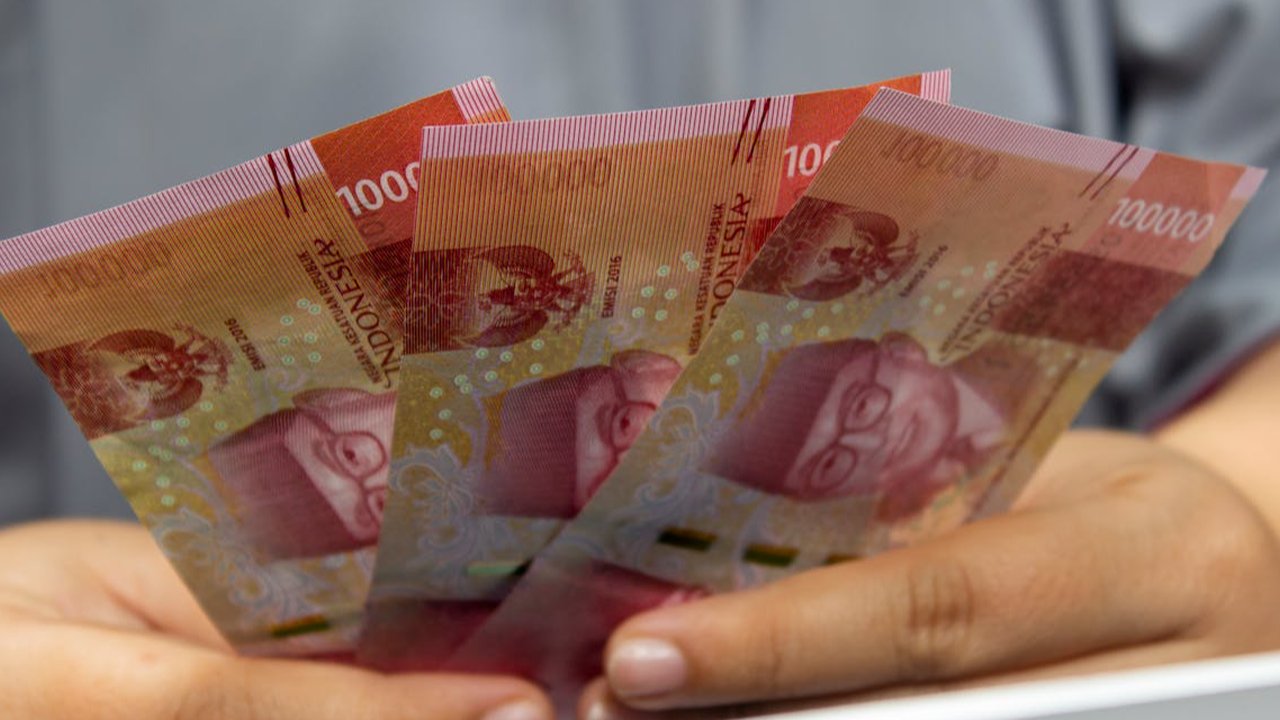 Ilustrasi Mendapatkan Uang THR