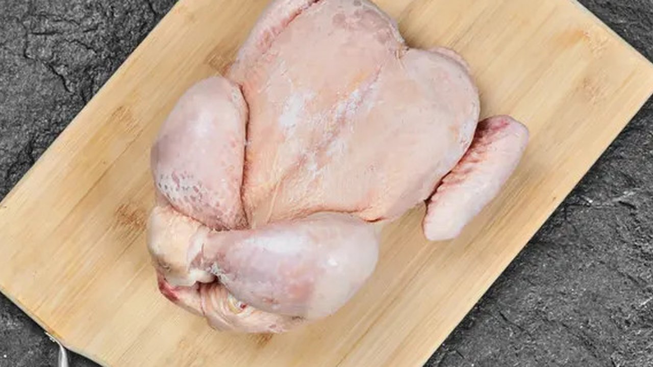 Ilustrasi daging ayam beku. (Foto: Freepik)