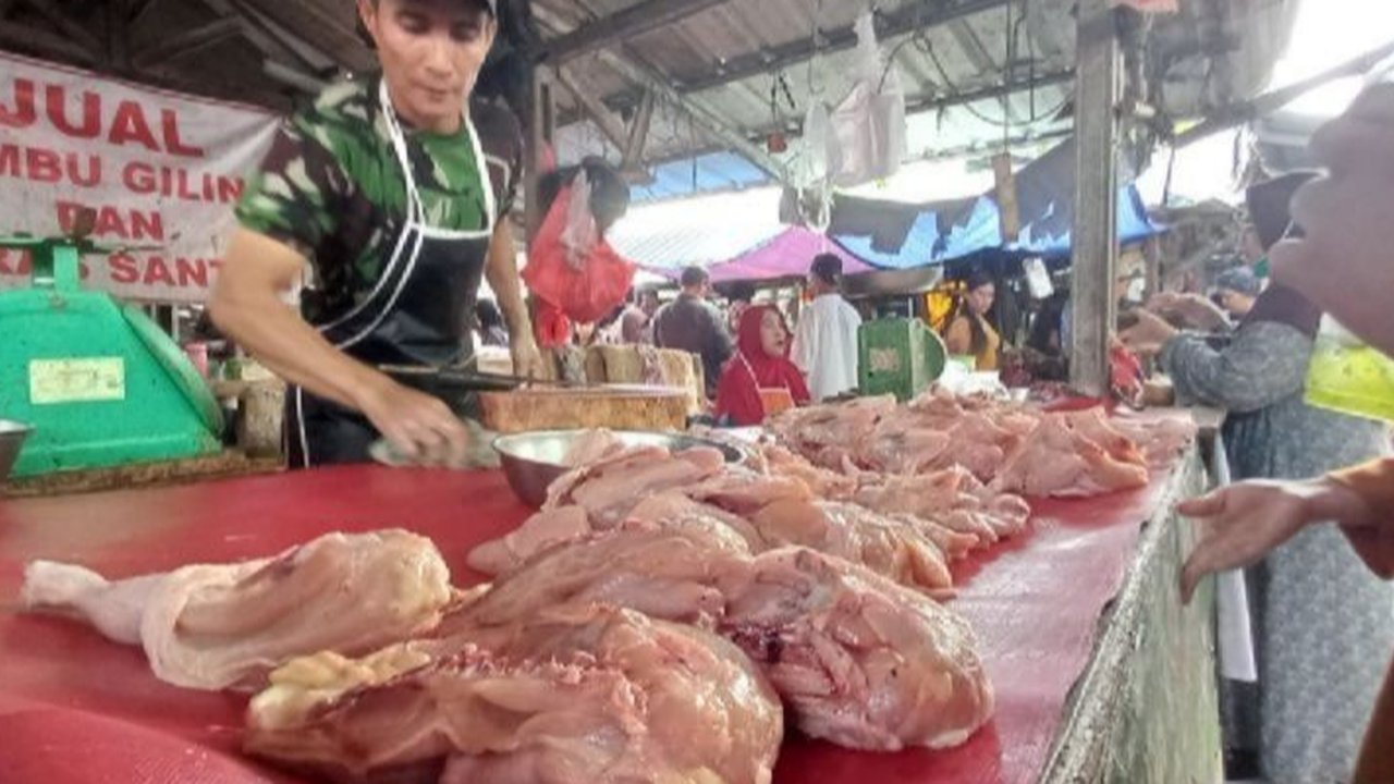 Dinas Perindustrian dan Perdagangan Provinsi Kepulauan Bangka Belitung memastikan stok daging ayam aman selama Ramadan, meskipun permintaan cenderung lesu akibat kondisi ekonomi.