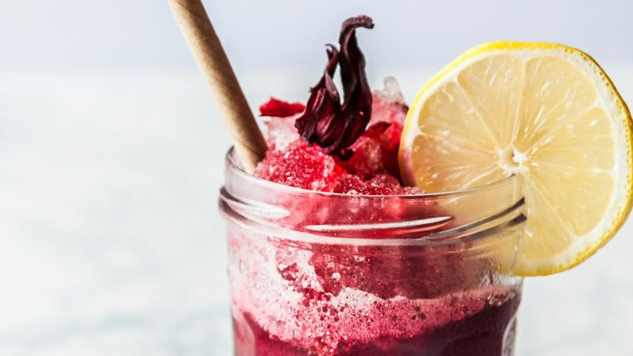 Buah bit kaya akan vitamin, mineral, dan antioksidan yang bermanfaat untuk kulit.