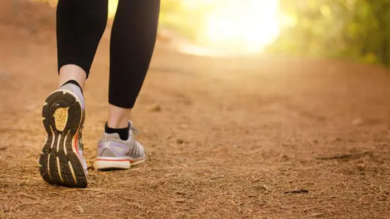 Ilustrasi jalan kaki olahraga untuk orang dengan nyeri lutut (iStock)