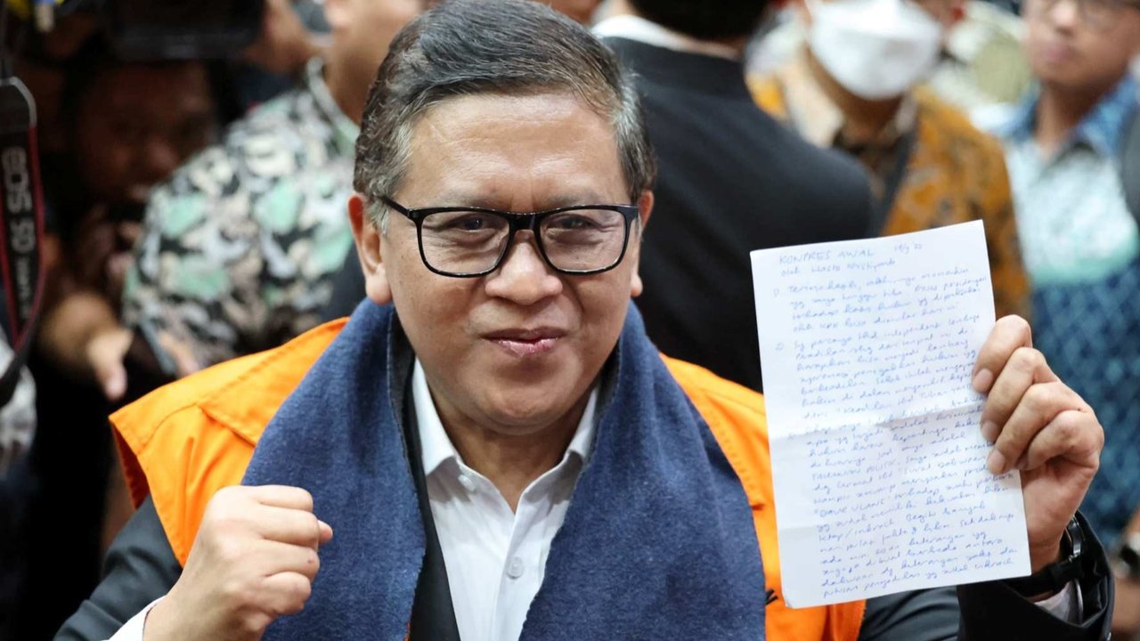 Sekjen PDIP Hasto Kristiyanto saat menjalani sidang perdana kasus dugaan suap Pengganti Antar Waktu (PAW) DPR RI yang melibatkan Komisioner KPU dan Caleg PDIP Harun Masiku serta perintangan penyidikan di Pengadilan Tipikor, Jakarta, Jumat (14/3/2024)