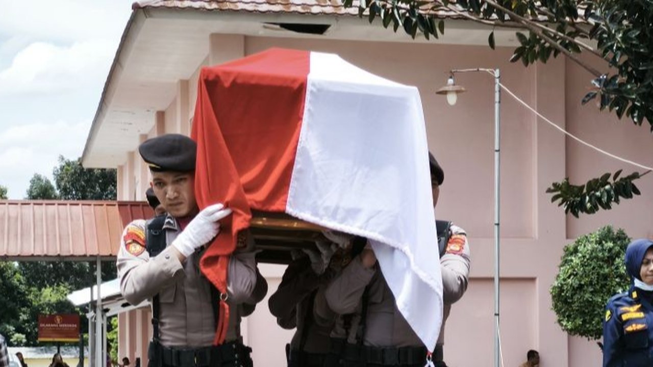 Penyelidikan tewasnya tiga polisi di Way Kanan, Lampung, menemukan 12 selongsong peluru di lokasi kejadian; satu oknum TNI telah diamankan.