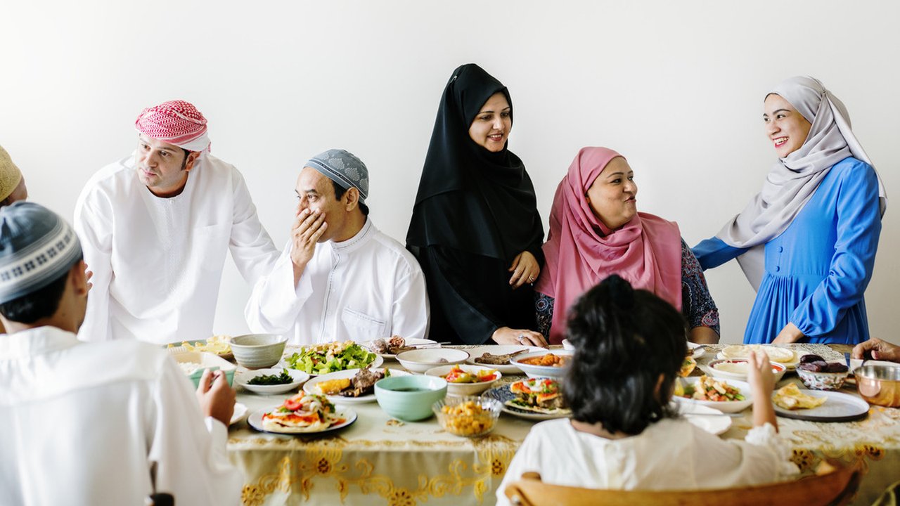 Ilustrasi makan bersama sahur dan buka puasa (iStockphoto)