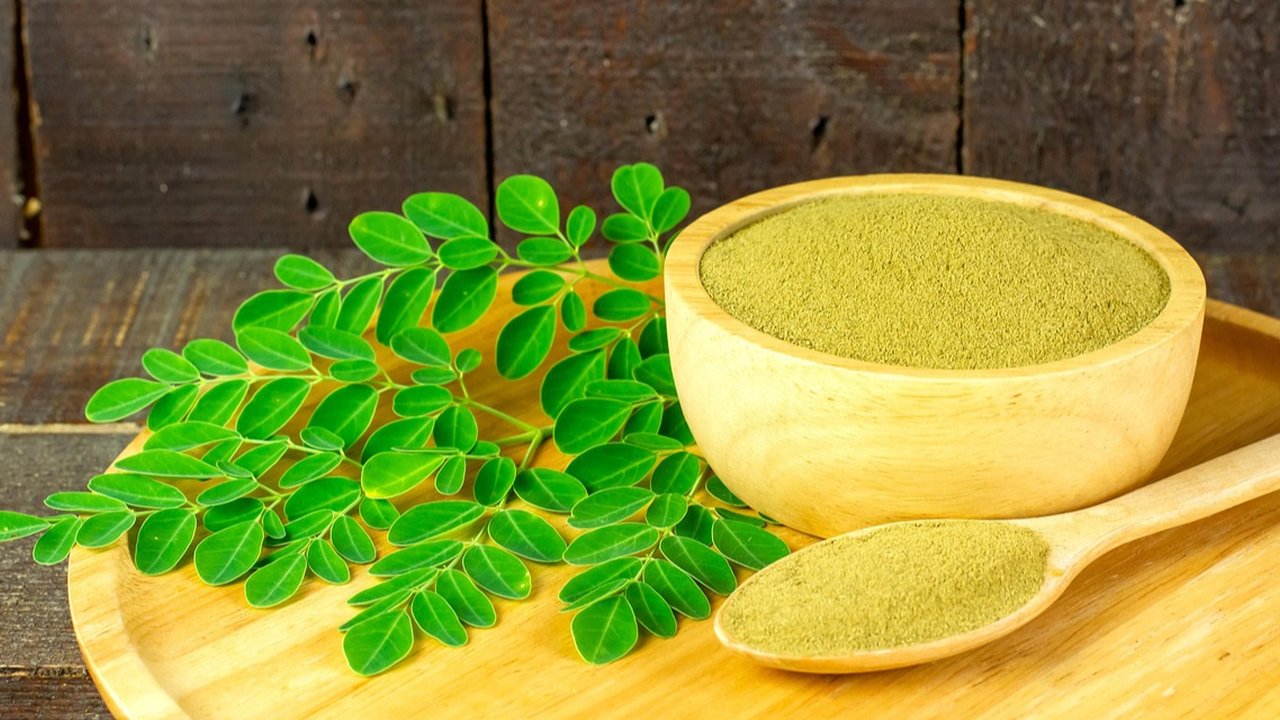 Ilustrasi Daun Kelor dan Bubuk Daun Kelor (©Pixabay)
